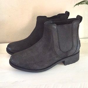 Black Ugg chelsey ankle boots